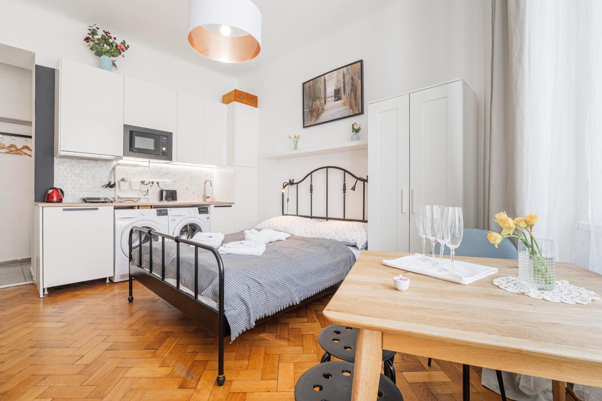 Bright Downtown Studio — Fotky 3